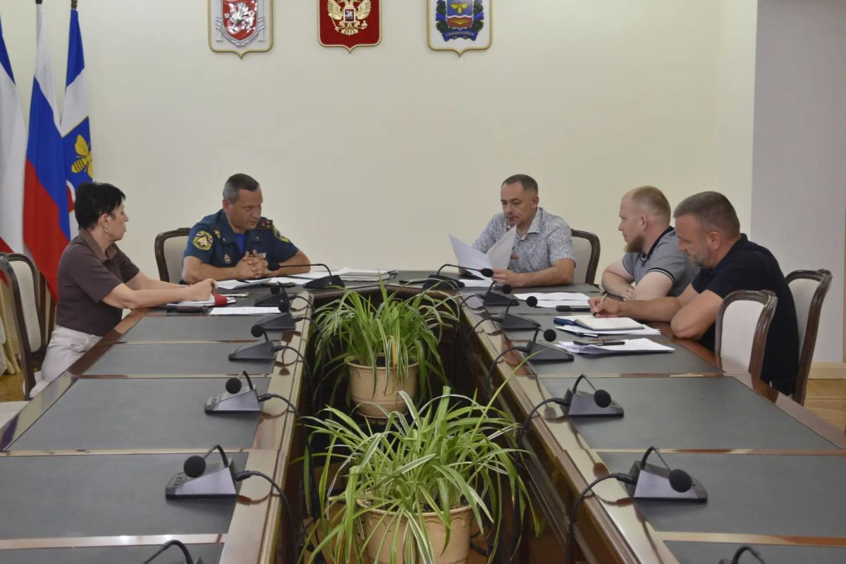 В Симферополе обсудили вопросы безопасности накануне нового учебного года В Симферополе обсудили вопросы безопасности накануне нового учебного года