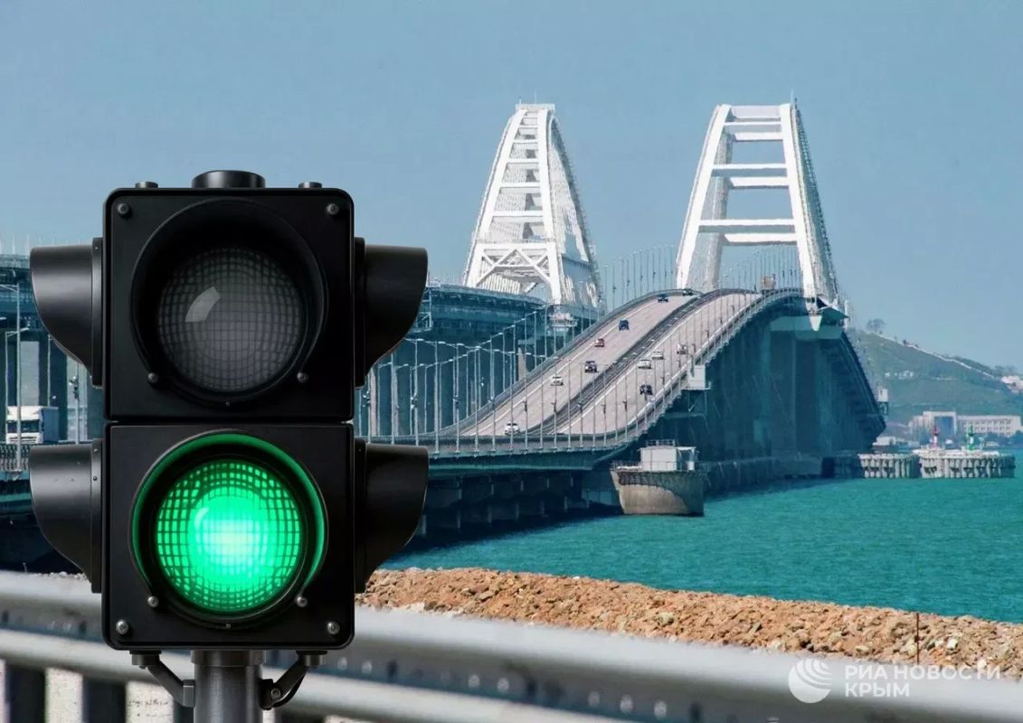 Крымский мост открыт.. Подписаться на РИА Новости Крым в Telegram / МАКС / ВК
