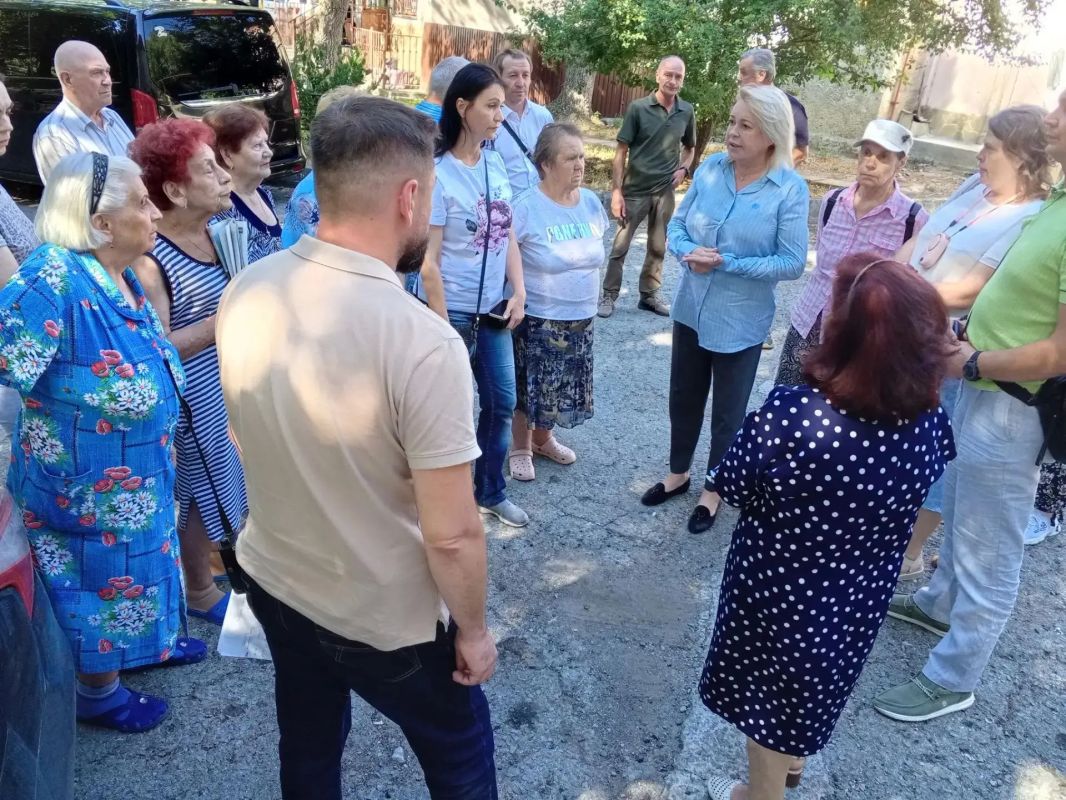 Янина Павленко: Большой обход родного региона - Ялты Массандра, Отрадное, Никита, Гурзуф - в работе поселки самые пострадавшие от отсутствия электроэнергии Янина Павленко: Большой обход родного региона - Ялты Массандра, Отрадное, Никита, Гурзуф - в работе поселки самые пострадавшие от отсутствия электроэнергии