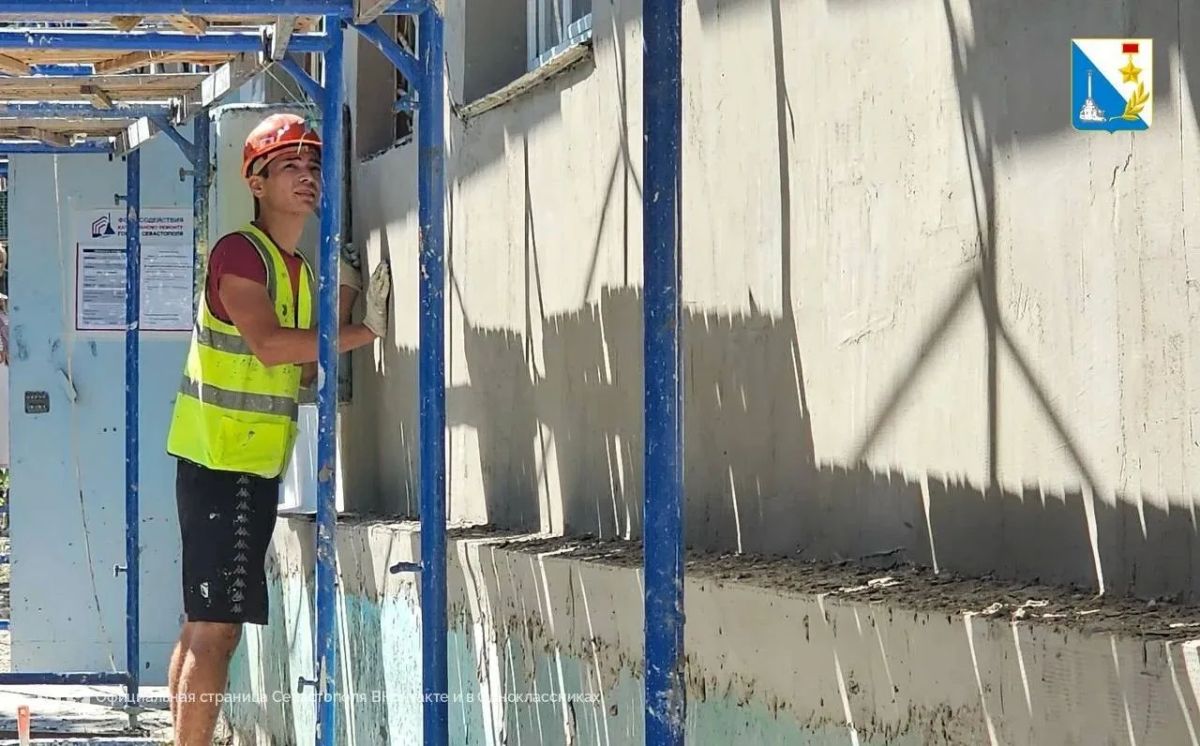 В доме №43 на улице Николая Музыки обновляют фасад В доме №43 на улице Николая Музыки обновляют фасад