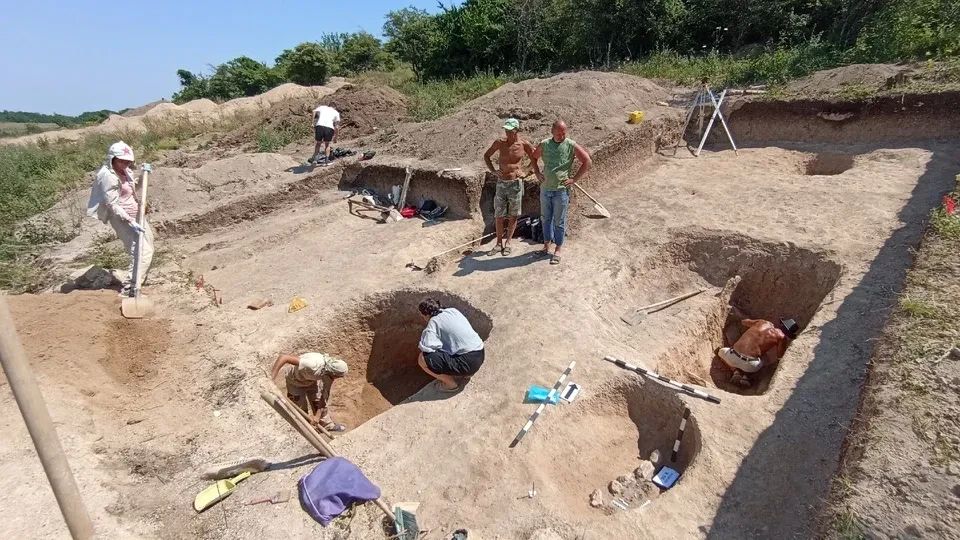 В пригороде Симферополя, в районе села Опушки, всего в 24 км от столицы Крыма, археологи обнаружили три новых античных склепа