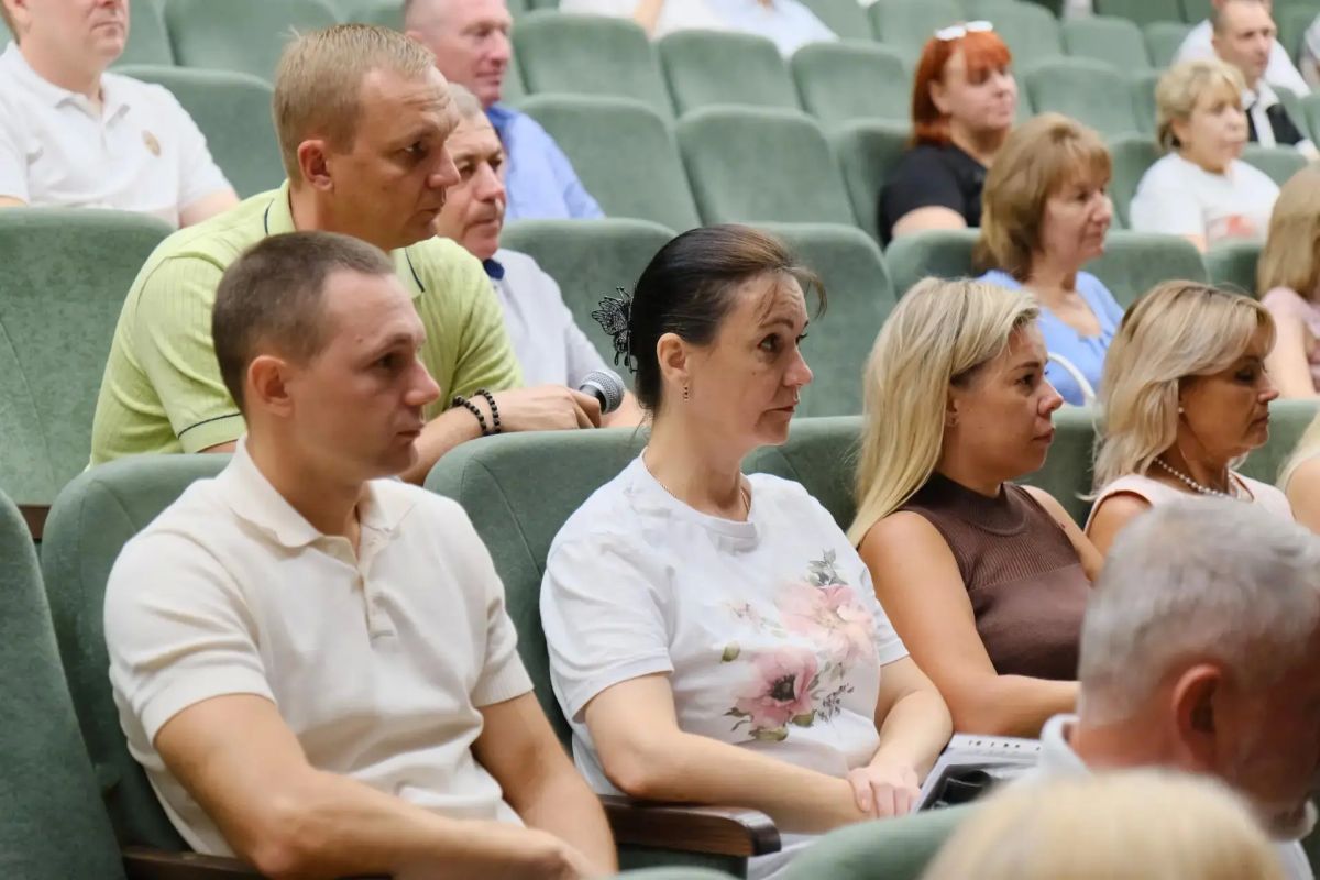 Вместе с Председателем Ялтинского городского совета Константином Валентиновичем Шимановским, депутатом Государственного Совета Республики Крым Николаем Леонтьевичем Янаки и коллегами провели традиционное аппаратное совещание... Вместе с Председателем Ялтинского городского совета Константином Валентиновичем Шимановским, депутатом Государственного Совета Республики Крым Николаем Леонтьевичем Янаки и коллегами провели традиционное аппаратное совещание...