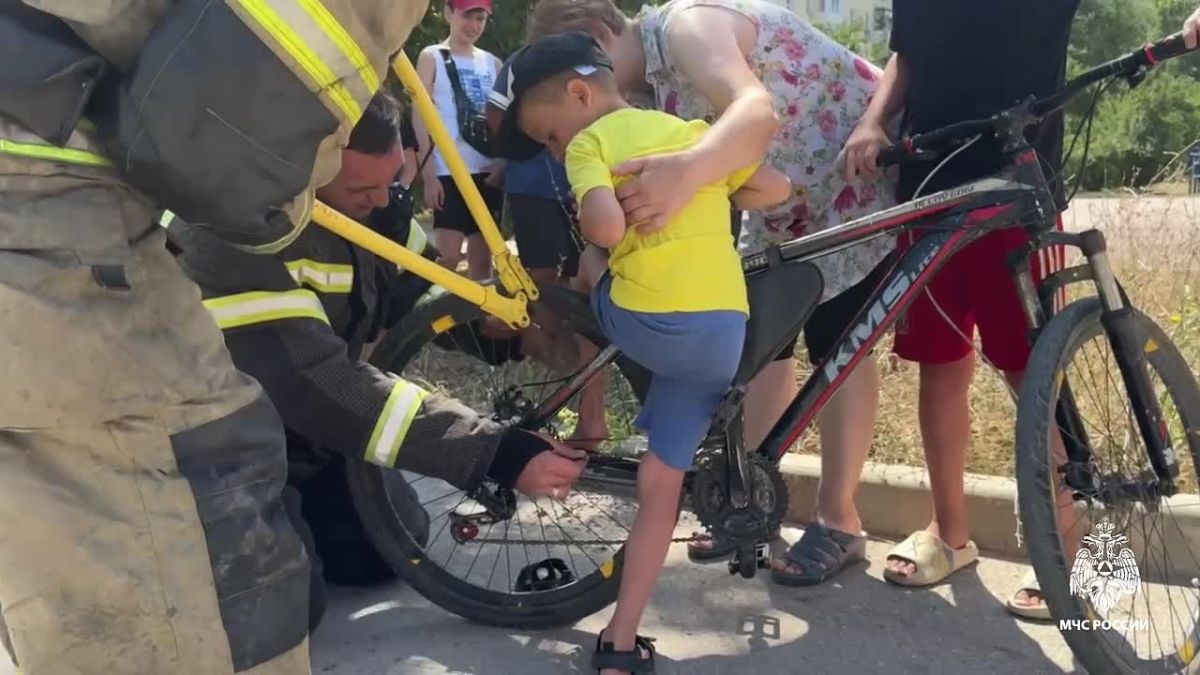 Спасение из ловушки. В Джанкое огнеборцы приехали на помощь 6-летнему мальчику, чья нога во время велосипедной прогулки оказалась в ловушке между колесом и рамой