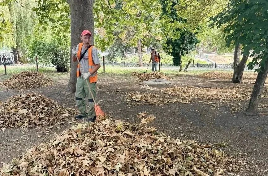 До календарной осени ещё две недели, а в парках и скверах Симферополя уже началась активная уборка палой листвы До календарной осени ещё две недели, а в парках и скверах Симферополя уже началась активная уборка палой листвы