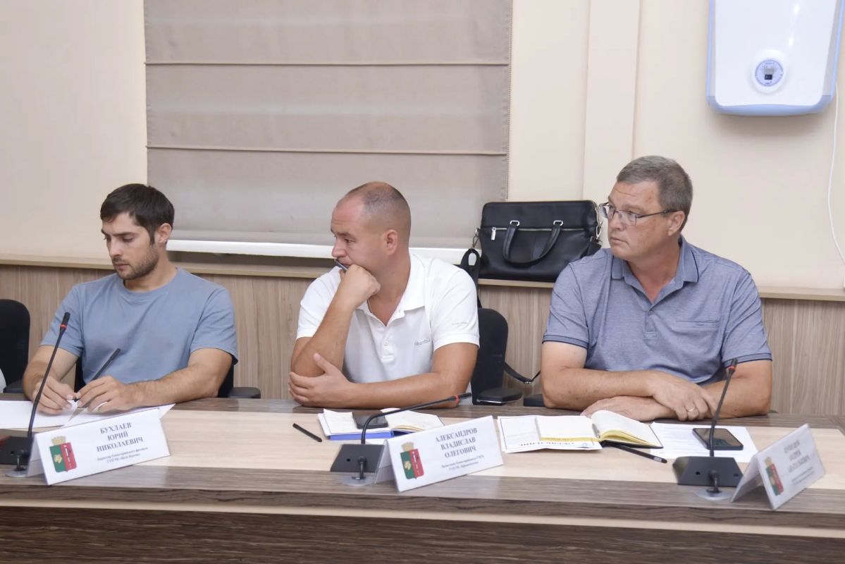 Виталий Оганесян: Рабочую неделю начали с аппаратного совещания Виталий Оганесян: Рабочую неделю начали с аппаратного совещания
