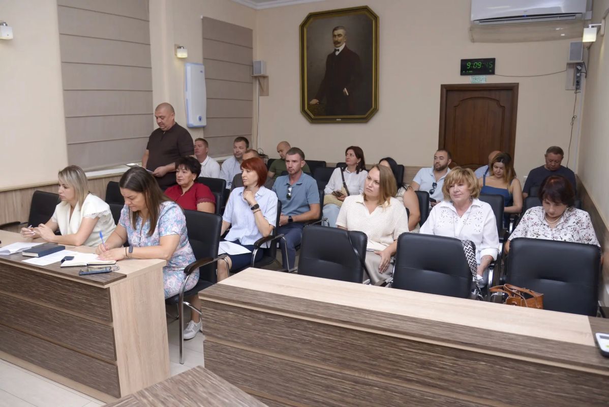 Виталий Оганесян: Рабочую неделю начали с аппаратного совещания Виталий Оганесян: Рабочую неделю начали с аппаратного совещания