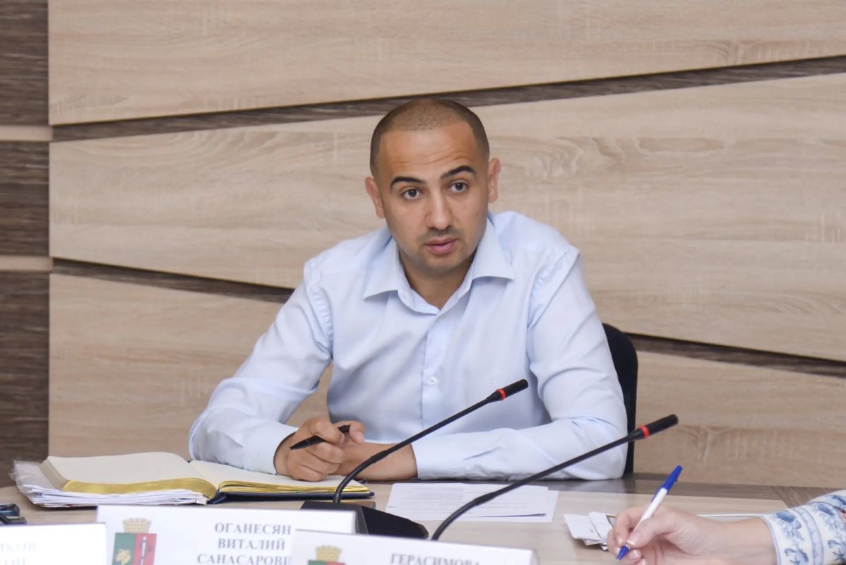 Виталий Оганесян: Рабочую неделю начали с аппаратного совещания Виталий Оганесян: Рабочую неделю начали с аппаратного совещания