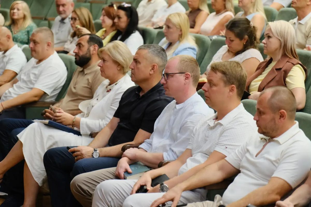 Вместе с Председателем Ялтинского городского совета Константином Валентиновичем Шимановским, депутатом Государственного Совета Республики Крым Николаем Леонтьевичем Янаки и коллегами провели традиционное аппаратное совещание... Вместе с Председателем Ялтинского городского совета Константином Валентиновичем Шимановским, депутатом Государственного Совета Республики Крым Николаем Леонтьевичем Янаки и коллегами провели традиционное аппаратное совещание...