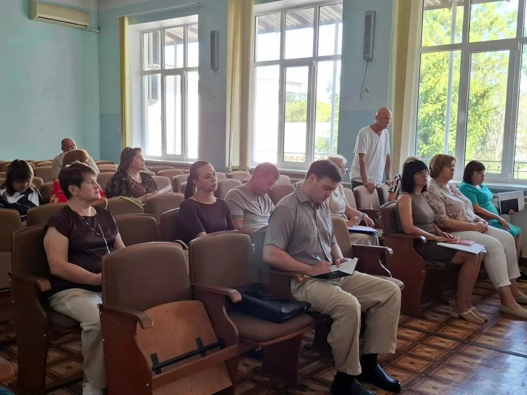 Глава администрации Советского района Александр Харламов провел совещание по вопросам социально-экономического развития района с участием председателя Советского районного совета Виктории Грицай Глава администрации Советского района Александр Харламов провел совещание по вопросам социально-экономического развития района с участием председателя Советского районного совета Виктории Грицай