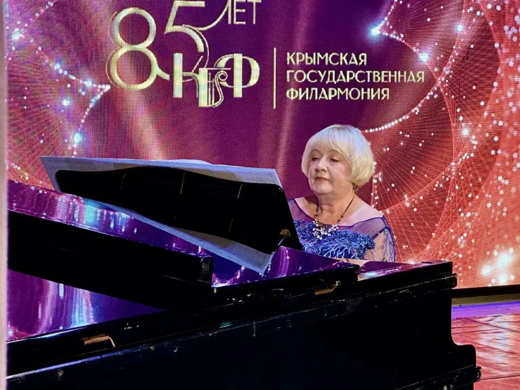 На сцене Театра им. А. С. Пушкина в Евпатории солисты Крымской государственной филармонии представили программу «Формула любви» На сцене Театра им. А. С. Пушкина в Евпатории солисты Крымской государственной филармонии представили программу «Формула любви»