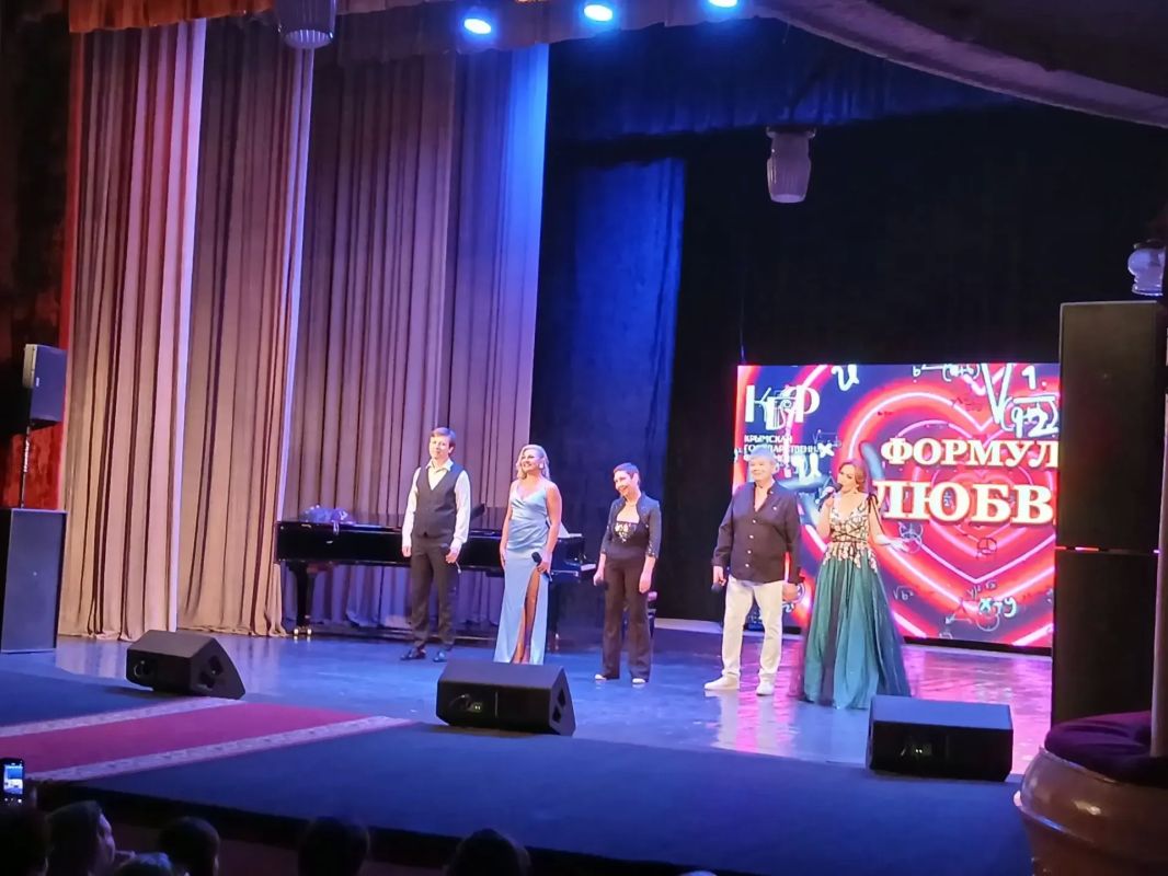 На сцене Театра им. А. С. Пушкина в Евпатории солисты Крымской государственной филармонии представили программу «Формула любви» На сцене Театра им. А. С. Пушкина в Евпатории солисты Крымской государственной филармонии представили программу «Формула любви»