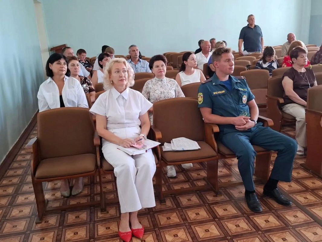 Глава администрации Советского района Александр Харламов провел совещание по вопросам социально-экономического развития района с участием председателя Советского районного совета Виктории Грицай Глава администрации Советского района Александр Харламов провел совещание по вопросам социально-экономического развития района с участием председателя Советского районного совета Виктории Грицай