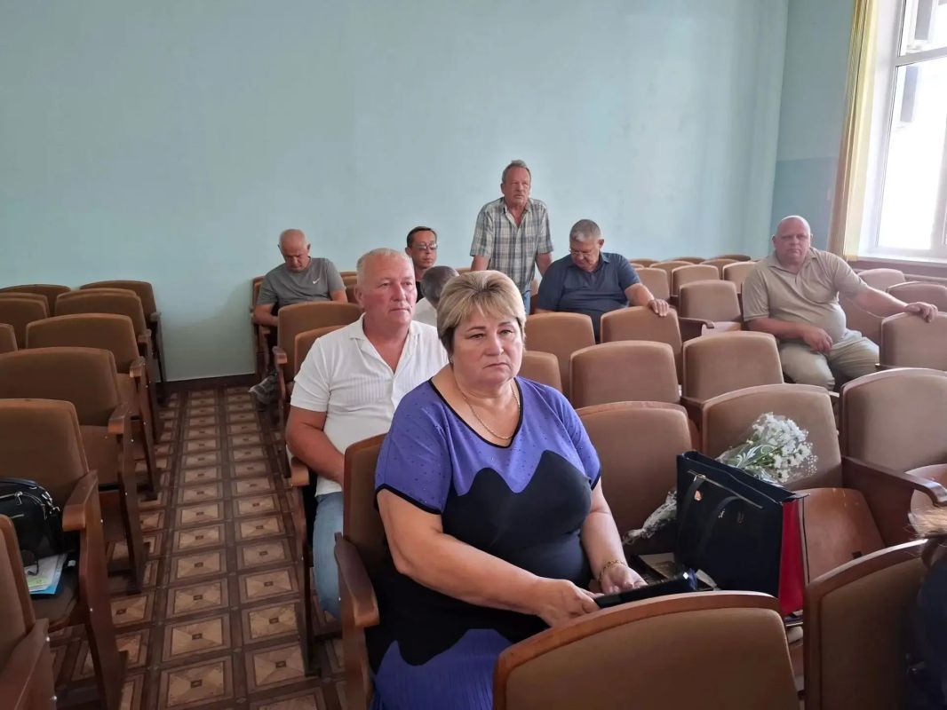 Глава администрации Советского района Александр Харламов провел совещание по вопросам социально-экономического развития района с участием председателя Советского районного совета Виктории Грицай Глава администрации Советского района Александр Харламов провел совещание по вопросам социально-экономического развития района с участием председателя Советского районного совета Виктории Грицай