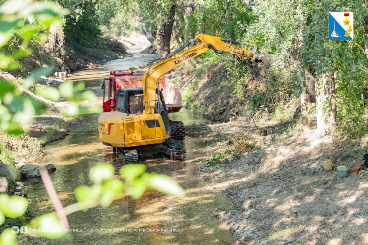 В Севастополе начали расчищать русло реки Бельбек В Севастополе начали расчищать русло реки Бельбек