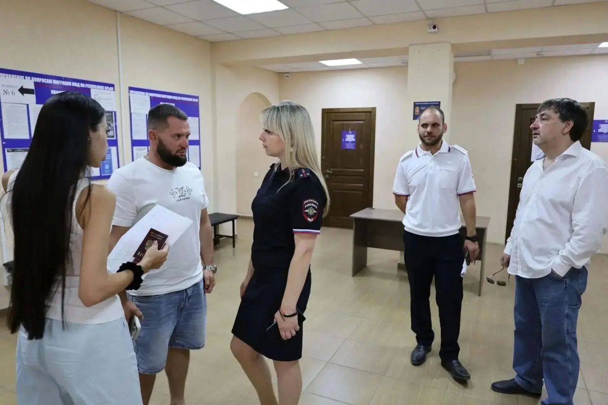 В Симферополе представитель Общественного совета при МВД по Республике Крым оценил качество предоставления государственной услуги в сфере миграции В Симферополе представитель Общественного совета при МВД по Республике Крым оценил качество предоставления государственной услуги в сфере миграции