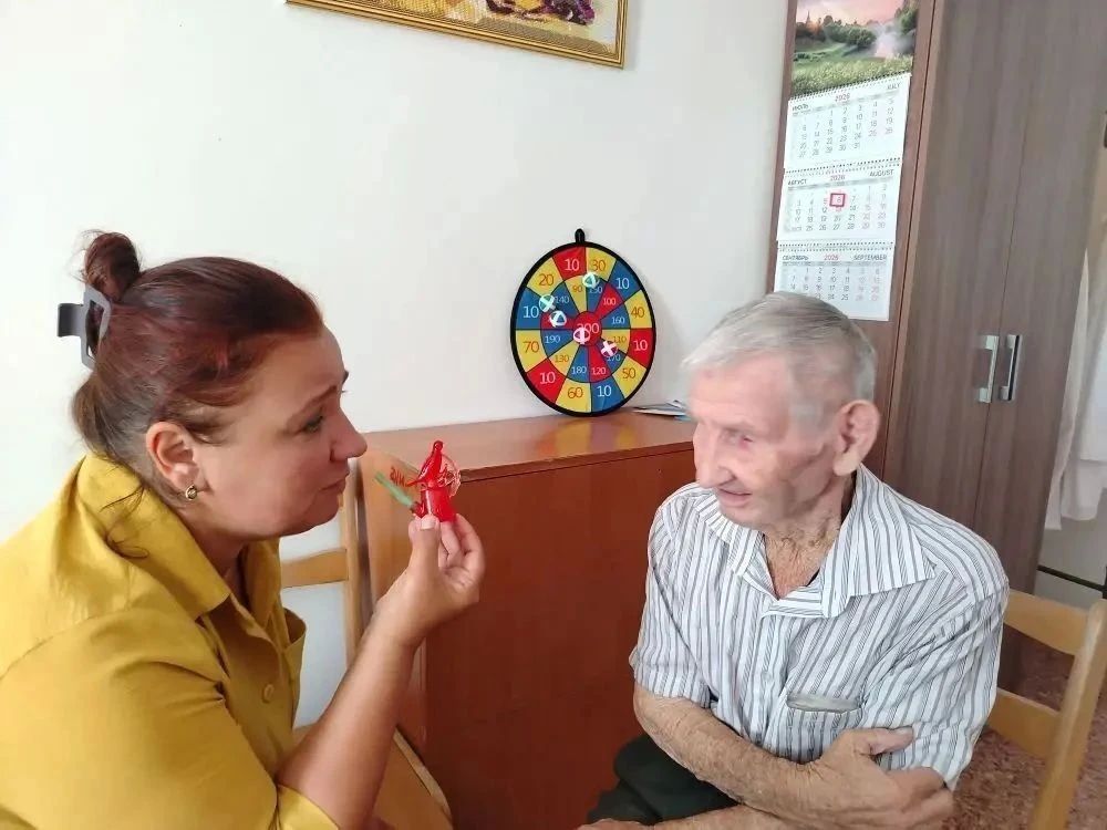 В Евпатории подопечные дома-интерната для престарелых и инвалидов сделали «волшебных птиц» В Евпатории подопечные дома-интерната для престарелых и инвалидов сделали «волшебных птиц»