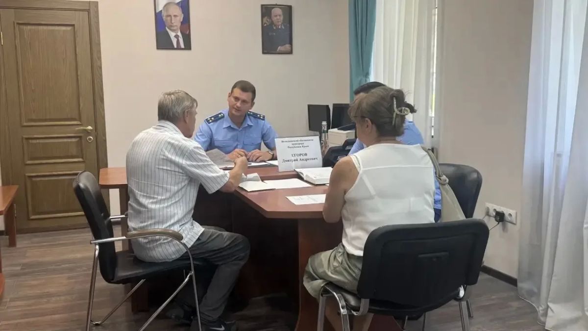 Прямой диалог: исполняющий обязанности прокурора Крыма Дмитрий Егоров провел прием жителей Симферополя Прямой диалог: исполняющий обязанности прокурора Крыма Дмитрий Егоров провел прием жителей Симферополя