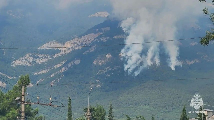 Больше шести гектаров леса горит в горах Ялты