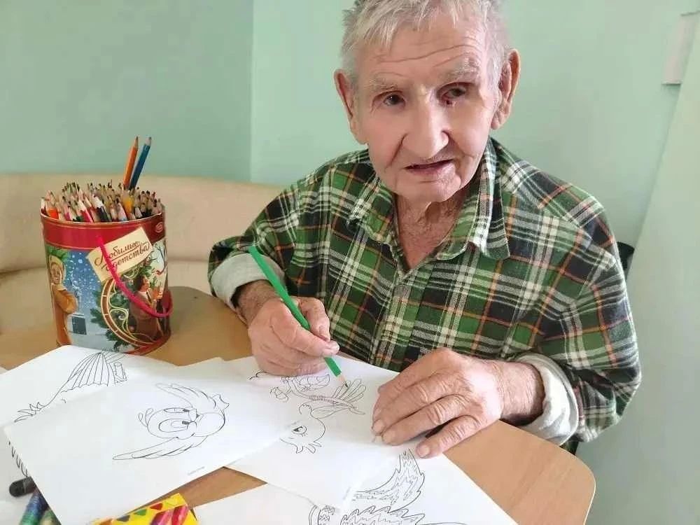 В Евпатории подопечные дома-интерната для престарелых и инвалидов сделали «волшебных птиц» В Евпатории подопечные дома-интерната для престарелых и инвалидов сделали «волшебных птиц»