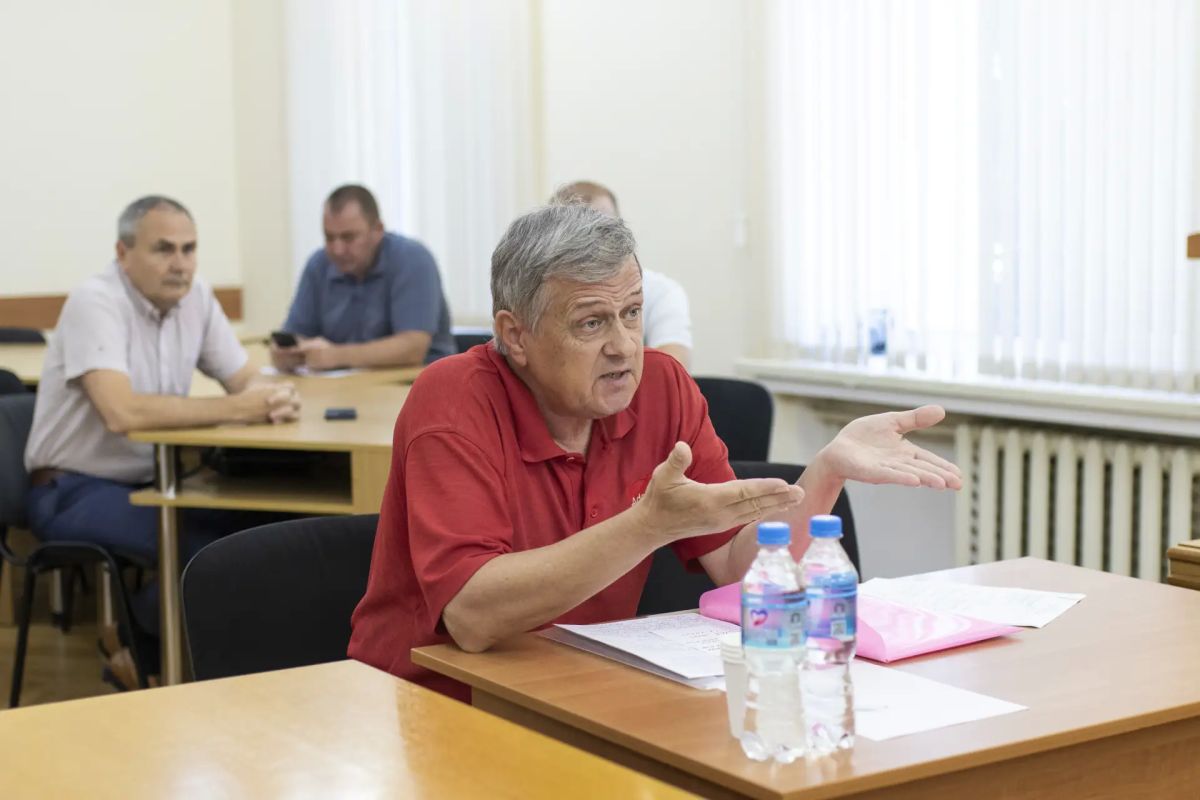 Глава администрации Симферополя Михаил Афанасьев провёл личный приём граждан, в ходе которого к нему обратились семь симферопольцев Глава администрации Симферополя Михаил Афанасьев провёл личный приём граждан, в ходе которого к нему обратились семь симферопольцев