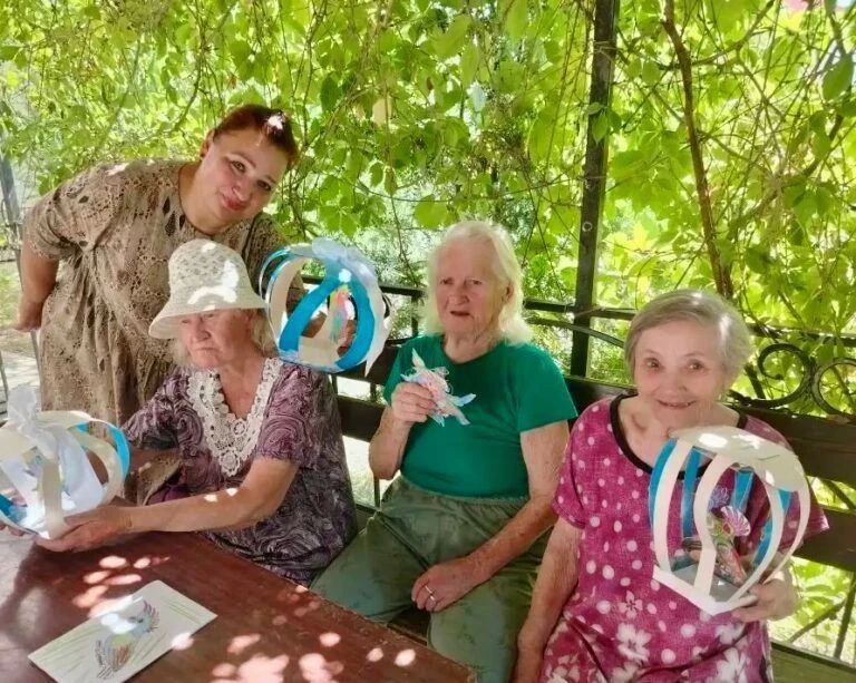 В Евпатории подопечные дома-интерната для престарелых и инвалидов сделали «волшебных птиц»