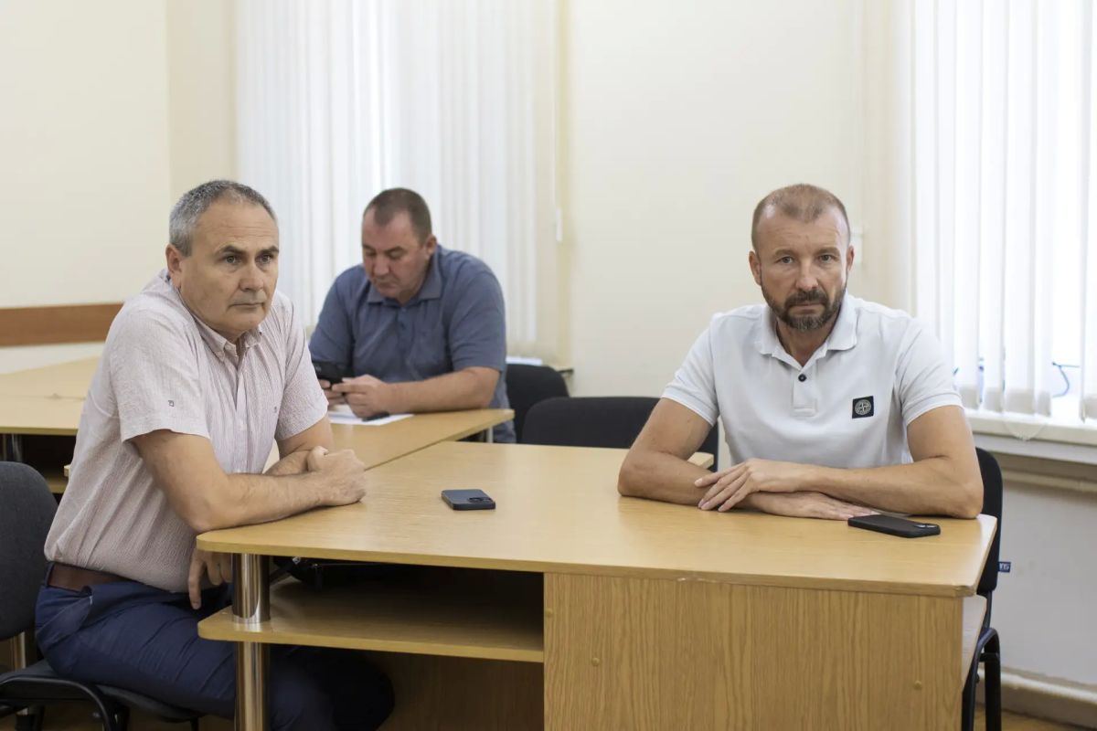 Глава администрации Симферополя Михаил Афанасьев провёл личный приём граждан, в ходе которого к нему обратились семь симферопольцев Глава администрации Симферополя Михаил Афанасьев провёл личный приём граждан, в ходе которого к нему обратились семь симферопольцев