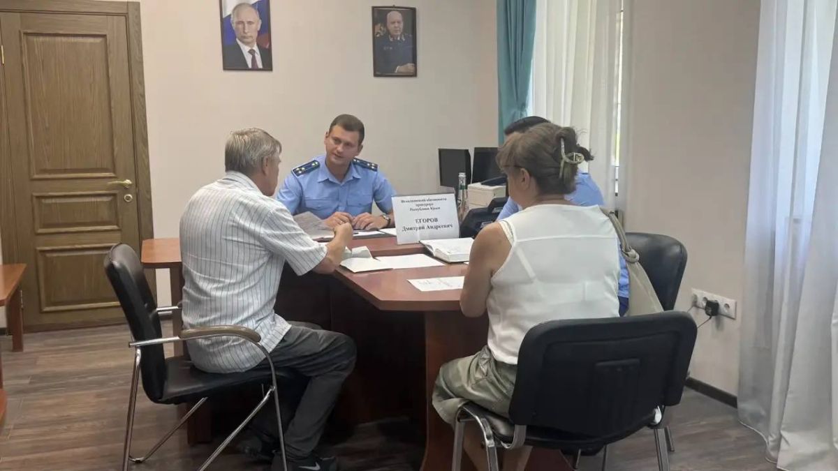 Прямой диалог: исполняющий обязанности прокурора Крыма Дмитрий Егоров провел прием жителей Симферополя Прямой диалог: исполняющий обязанности прокурора Крыма Дмитрий Егоров провел прием жителей Симферополя