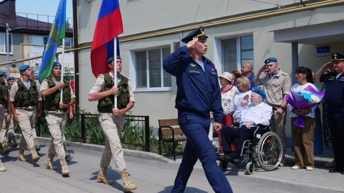 Личный парад для ветерана: в Крыму гвардейцы-десантники поздравили фронтовика со 101-летием Личный парад для ветерана: в Крыму гвардейцы-десантники поздравили фронтовика со 101-летием