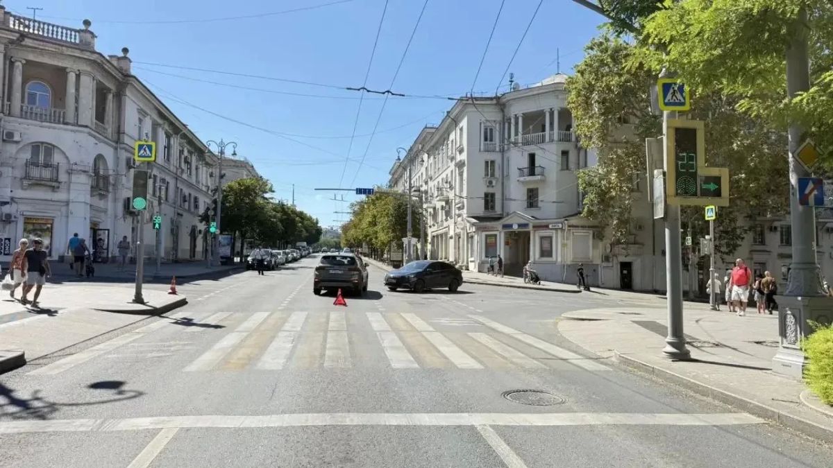 Госавтоинспекция Севастополя проводит проверку по факту ДТП в центре города Госавтоинспекция Севастополя проводит проверку по факту ДТП в центре города