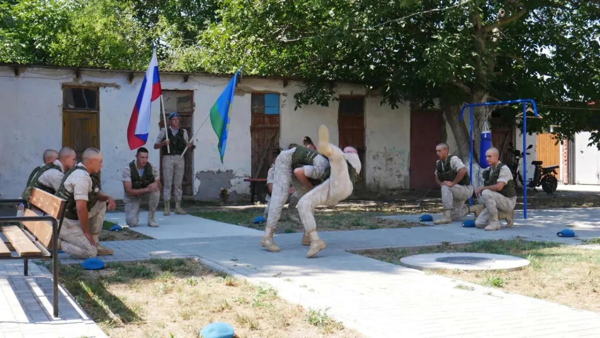 Личный парад для ветерана: в Крыму гвардейцы-десантники поздравили фронтовика со 101-летием Личный парад для ветерана: в Крыму гвардейцы-десантники поздравили фронтовика со 101-летием