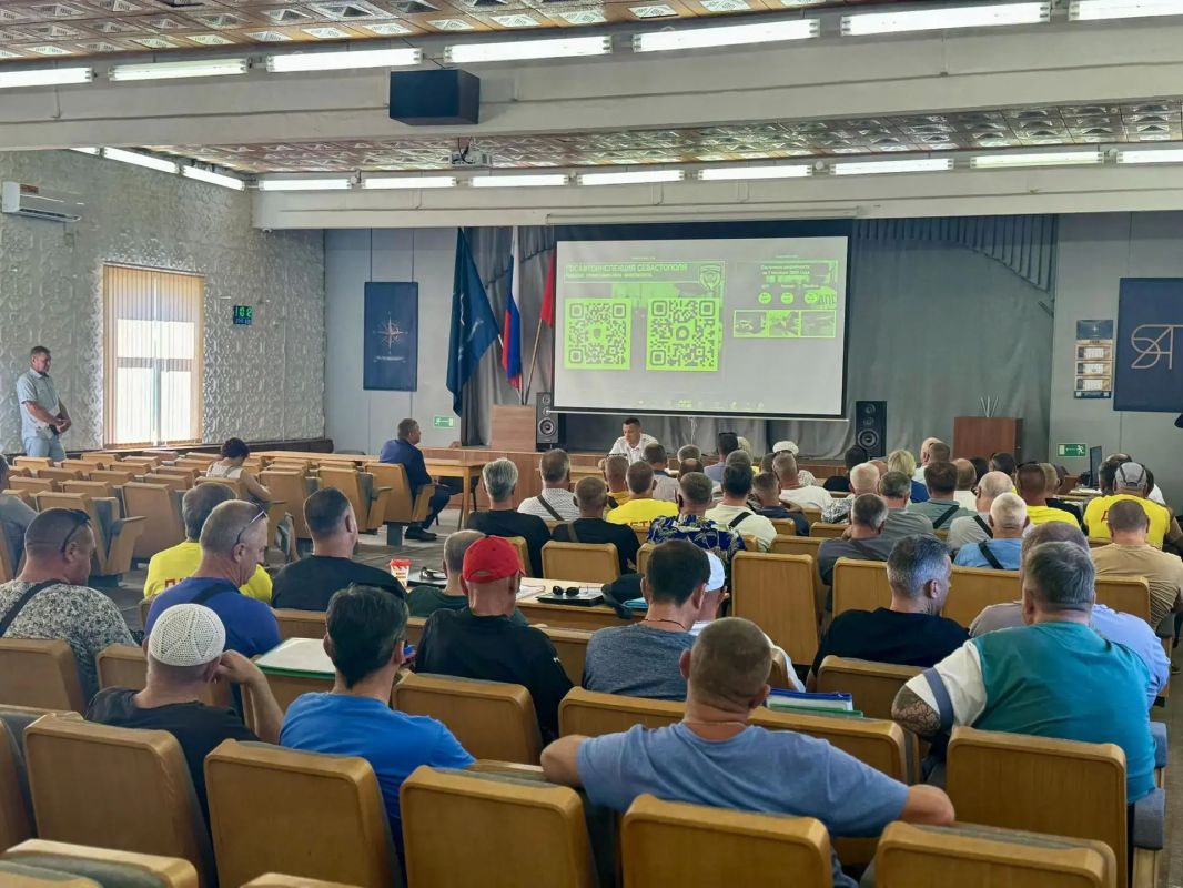 В Севастополе сотрудники Госавтоинспекции проверили готовность школьных автобусов к перевозке детей