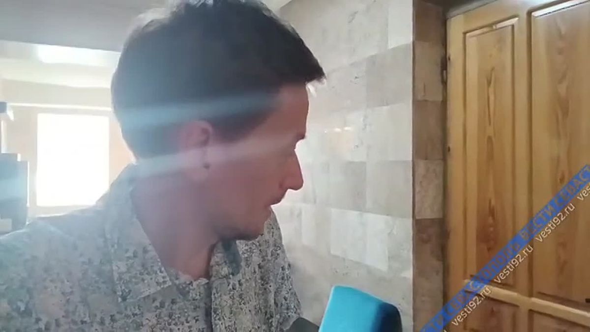 Сотрудники Госавтоинспекции проверяют школьные автобусы и беседуют с их водителями накануне начала учебного года