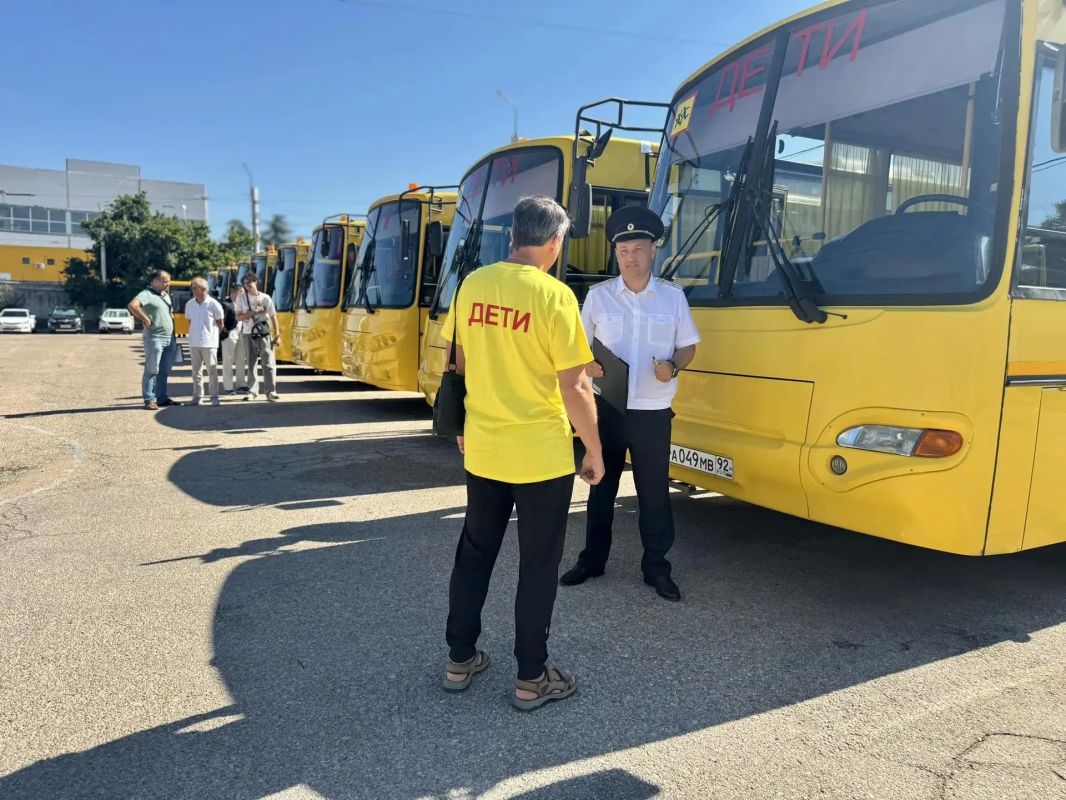 В Севастополе сотрудники Госавтоинспекции проверили готовность школьных автобусов к перевозке детей В Севастополе сотрудники Госавтоинспекции проверили готовность школьных автобусов к перевозке детей