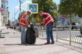 Бригады в красных жилетах ежедневно проводят уборку городских территорий