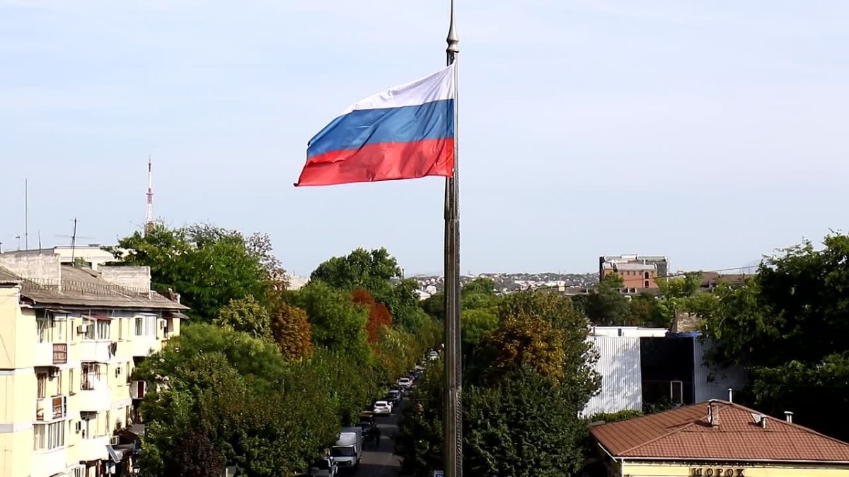 В преддверии Дня государственного флага России центральные улицы Симферополя украсят около шести тысяч триколоров