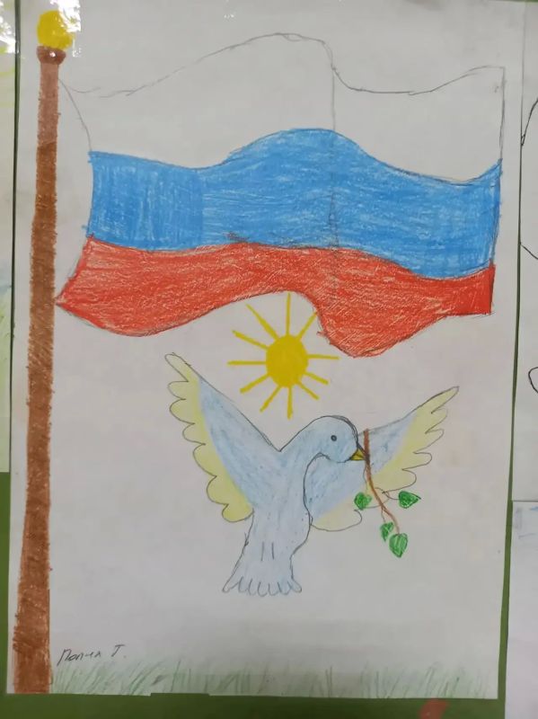 Цвета Родины. В преддверии Дня Государственного флага Российской Федерации в "Крымском центре Территориального страхового фонда документации" провели конкурс детского рисунка, который объединил семьи и коллектив вокруг... Цвета Родины. В преддверии Дня Государственного флага Российской Федерации в "Крымском центре Территориального страхового фонда документации" провели конкурс детского рисунка, который объединил семьи и коллектив вокруг...