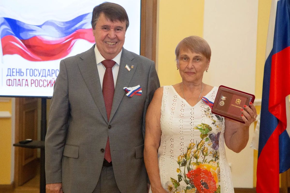 Ко Дню Государственного Флага РФ крымским медикам вручили заслуженные награды Ко Дню Государственного Флага РФ крымским медикам вручили заслуженные награды