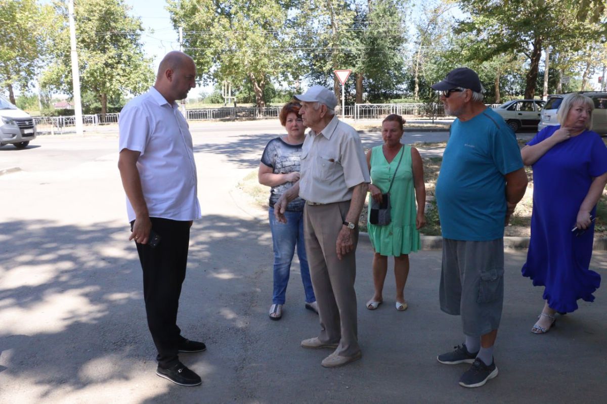Иван Кошель: Встретился с активом дома №20 по ул. Генерала Петрова. В прошлом году здесь был проведен капитальный ремонт придомовой территории, однако керчане обратили внимание на ряд недочетов Иван Кошель: Встретился с активом дома №20 по ул. Генерала Петрова. В прошлом году здесь был проведен капитальный ремонт придомовой территории, однако керчане обратили внимание на ряд недочетов
