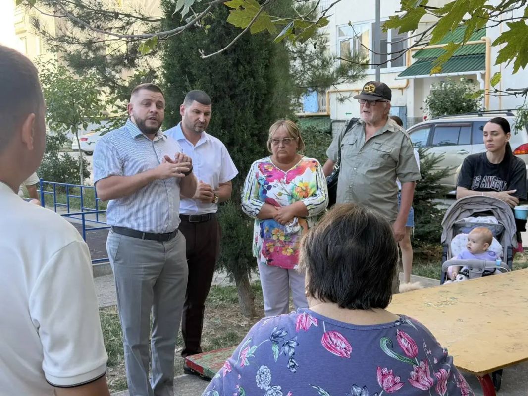 Кирилл Чебышев: Сегодня посетил многоквартирный дом №5 по ул. Коммунальной в Судаке, где встретился с жителями Кирилл Чебышев: Сегодня посетил многоквартирный дом №5 по ул. Коммунальной в Судаке, где встретился с жителями