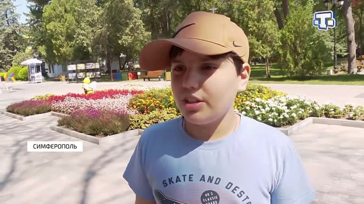 Какая клумба в Симферополе самая красивая, по мнению горожан? И сколько усилий стоит сохранить красоту цветников и газонов парков в летний зной? Ответы — в сюжете телеканала «Миллет»