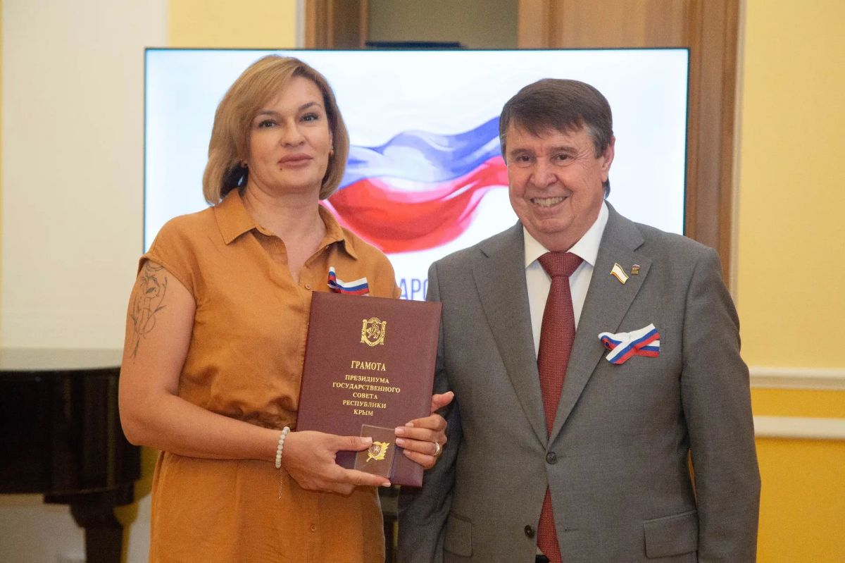 Ко Дню Государственного Флага РФ крымским медикам вручили заслуженные награды Ко Дню Государственного Флага РФ крымским медикам вручили заслуженные награды