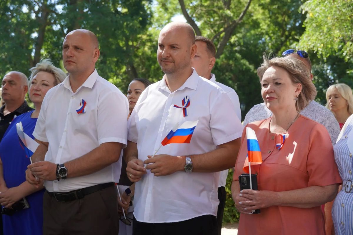 В преддверии Дня Государственного флага Российской Федерации у здания городской администрации состоялась торжественная церемония поднятия главного символа страны В преддверии Дня Государственного флага Российской Федерации у здания городской администрации состоялась торжественная церемония поднятия главного символа страны