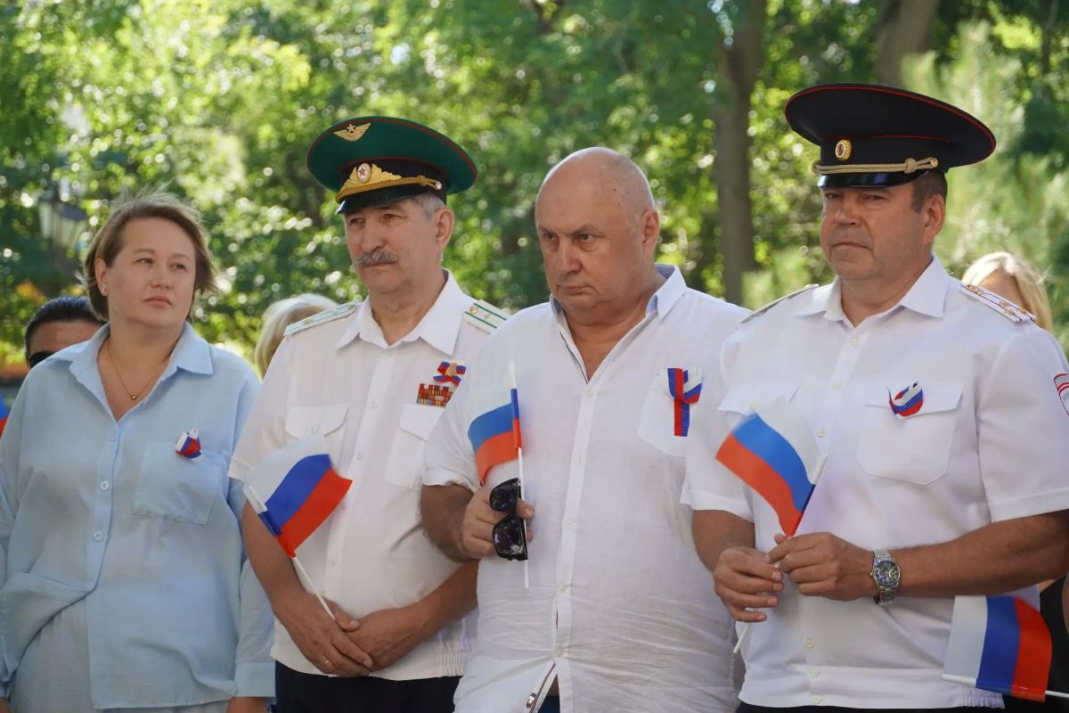 В преддверии Дня Государственного флага Российской Федерации у здания городской администрации состоялась торжественная церемония поднятия главного символа страны В преддверии Дня Государственного флага Российской Федерации у здания городской администрации состоялась торжественная церемония поднятия главного символа страны