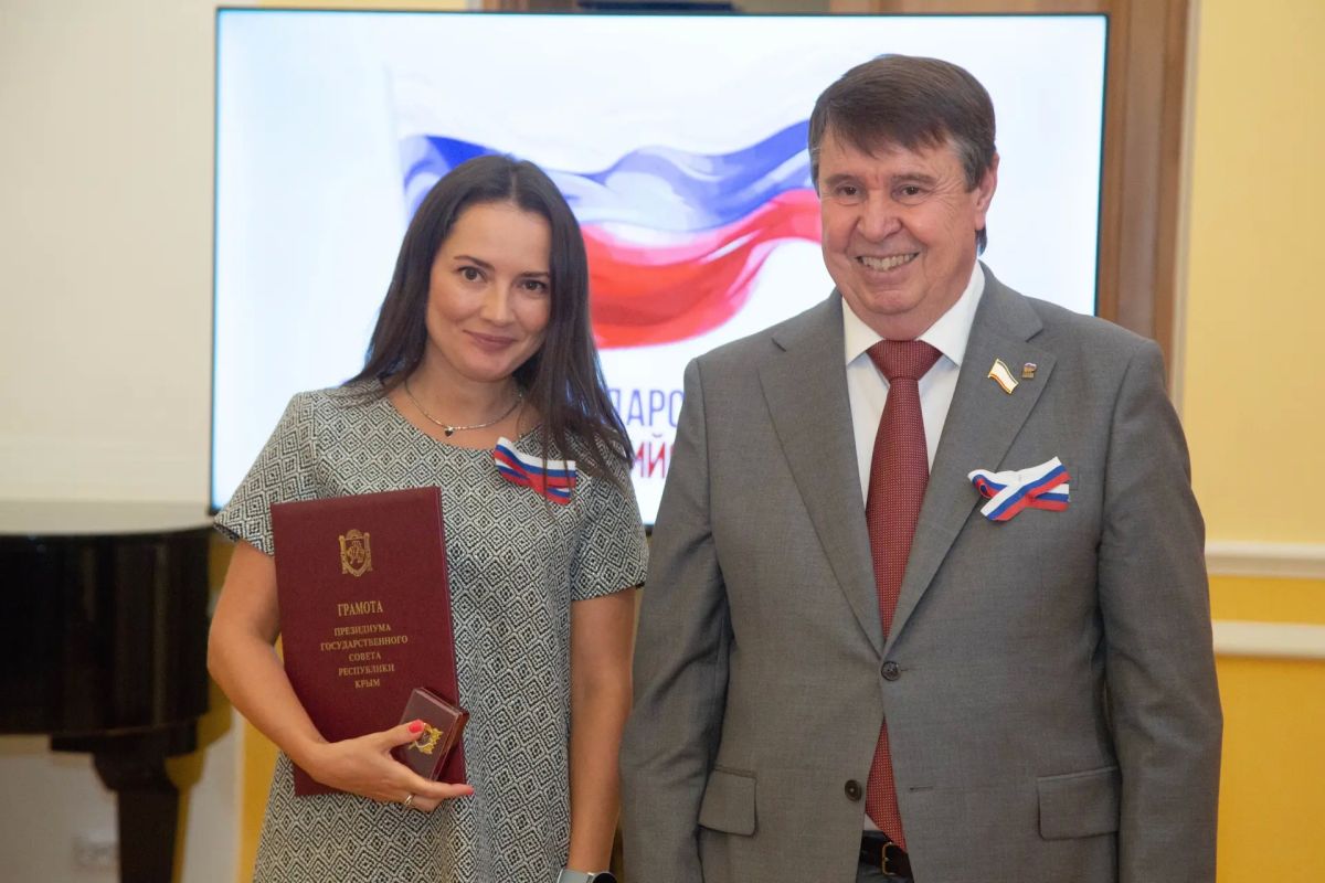 Ко Дню Государственного Флага Российской Федерации крымчанам вручили заслуженные награды Ко Дню Государственного Флага Российской Федерации крымчанам вручили заслуженные награды