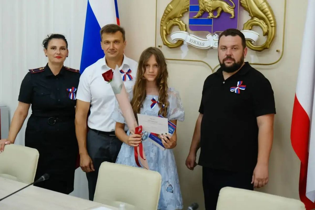 Накануне Дня Государственного флага Российской Федерации принял участие в важнейшем мероприятии – церемонии вручения паспортов нашим юным ялтинцам Накануне Дня Государственного флага Российской Федерации принял участие в важнейшем мероприятии – церемонии вручения паспортов нашим юным ялтинцам