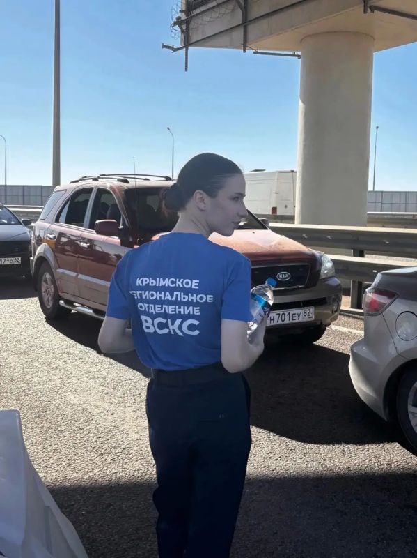Иван Кошель: На автоподходах к Крымскому мосту со стороны Керчи была организована раздача питьевой воды Иван Кошель: На автоподходах к Крымскому мосту со стороны Керчи была организована раздача питьевой воды