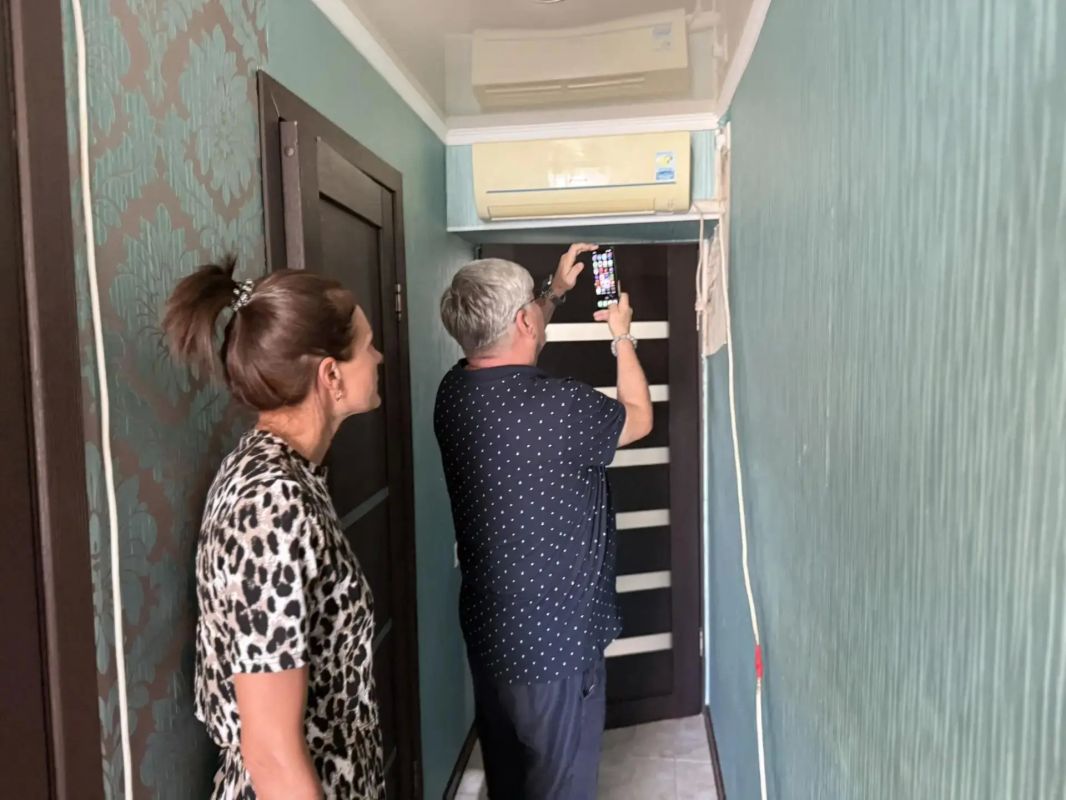 Продолжил работу с обращениями жителей непосредственно на территориях многоквартирных домов Продолжил работу с обращениями жителей непосредственно на территориях многоквартирных домов