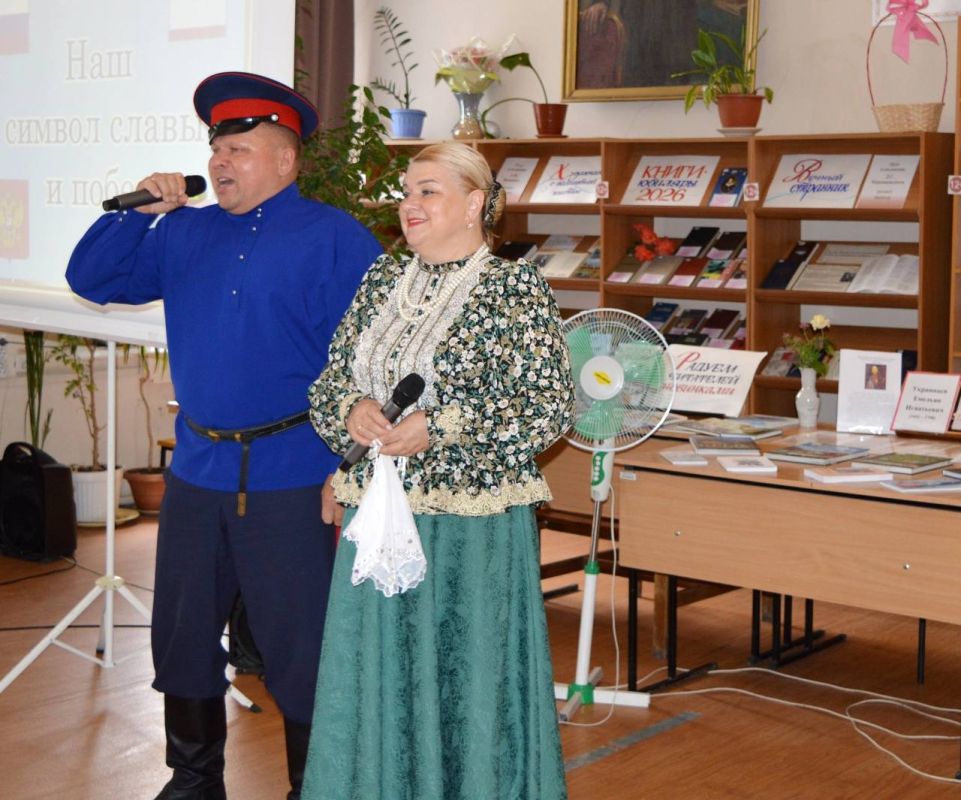 В читальном зале Центральной городской библиотеки им. А. С. Пушкина состоялся литературно-музыкальный праздник «Наш символ славы и побед», приуроченный Дню Государственного флага Российской Федерации В читальном зале Центральной городской библиотеки им. А. С. Пушкина состоялся литературно-музыкальный праздник «Наш символ славы и побед», приуроченный Дню Государственного флага Российской Федерации