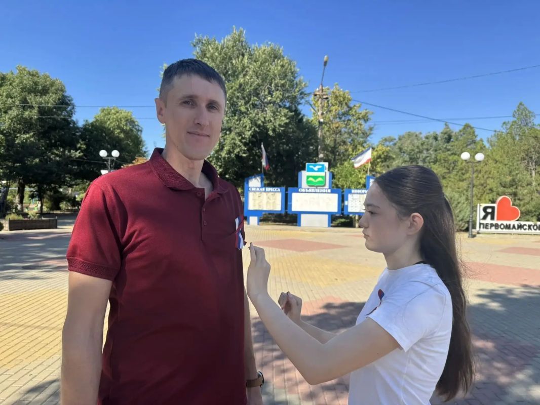 Сегодня в Первомайском районе Республики Крым проведены торжественные мероприятия, посвящённые празднованию Дня Государственного флага Российской Федерации Сегодня в Первомайском районе Республики Крым проведены торжественные мероприятия, посвящённые празднованию Дня Государственного флага Российской Федерации