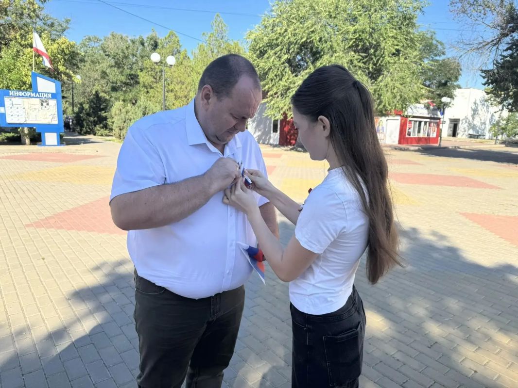 Сегодня в Первомайском районе Республики Крым проведены торжественные мероприятия, посвящённые празднованию Дня Государственного флага Российской Федерации Сегодня в Первомайском районе Республики Крым проведены торжественные мероприятия, посвящённые празднованию Дня Государственного флага Российской Федерации